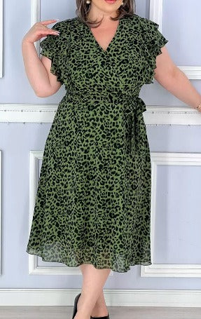 Cecil dress with leopard print and V-neck.